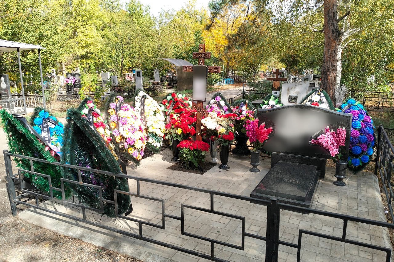 Захоронение урны с прахом на кладбище